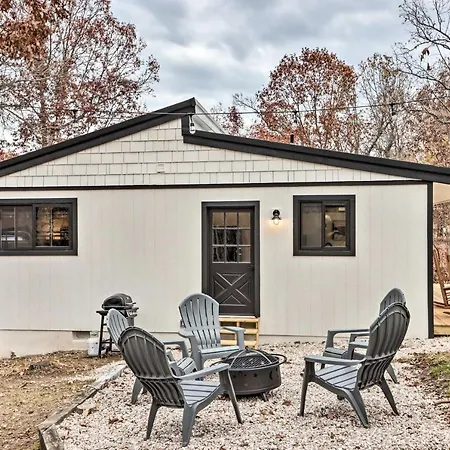 Picture-Perfect Cottage With Grill And Fire Pit